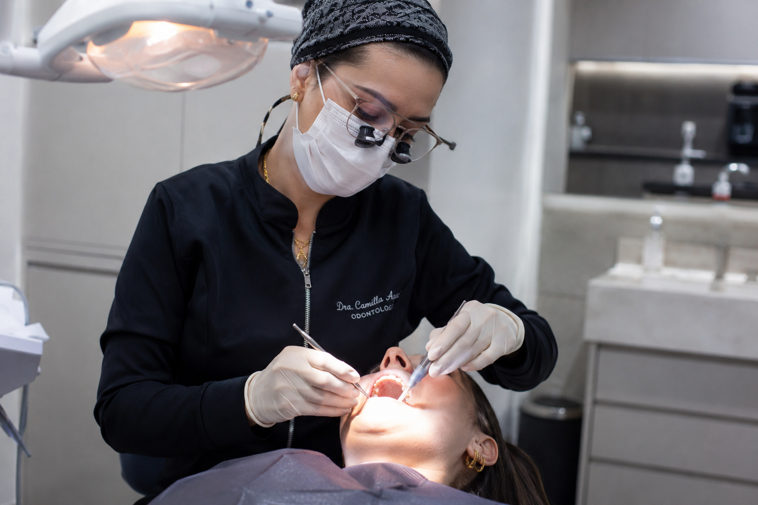 Recepção da clínica Sorriva Odontologia com luz natural